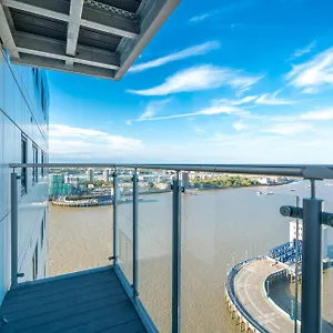 Skyvillion: Riverside With Views Apartment